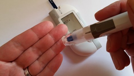 Das Foto zur Pressemitteilung der Linken NRW zur Diabeteserkrankungen auf Rekordhoch in NRW zeigt eine Hand, an der Blutzucker gemessen wird.